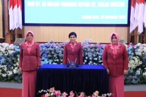Serah Terima Wakil Ketua Bhayangkari Daerah Kaltara dari Ny. Iin Golkar Pangarso kepada Ny. Wulan Soesono