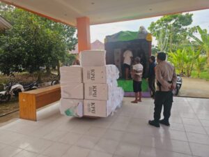 Personel OMP Kayan 2024 Melaksanakan Pengamanan dan Pengawalan Logistik Pilkada 2024 dari PPK ke Gudang KPU