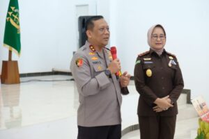 Kapolda Kaltara bersama PJU Polda Kaltara Berikan Surprise dan Ucapan Selamat atas Kenaikan Pangkat kepada Kajati Provinsi Kaltara