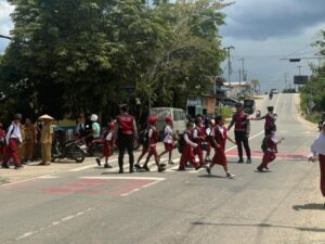 Beri Rasa Aman dan Nyaman, Personel Ditsamapta Polda Kaltara Bantu Anak Sekolah di SDN 020 Tanjung Selor Menyebrang Jalan