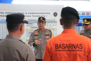 Kapolda Kaltara Pantau Pos Pelayanan Terpadu Operasi Lilin Kayan 2024 di Pelabuhan Tengkayu 1 Kota Tarakan