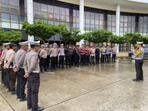 Dirlantas Polda Kaltara Memberikan Arahan pada Apel Pagi OPS Lilin Kayan 2024 di Halaman Mapolda Kaltara