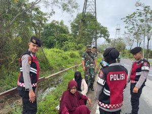 Personel Dit. Samapta Polda Kaltara Beraksi Cepat Tolong Pengendara R2 yang Out Off Control di Jl. Sei Sayap Tarakan