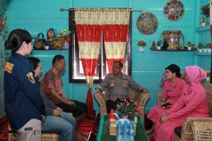 Kapolda Kaltara Kunjungi Personel Polres Malinau yang Sakit Menahun sebagai Wujud Kepedulian dan Penghargaan