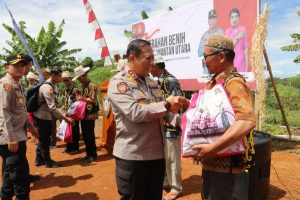 Kapolda Kaltara Serahkan 800 Bibit kepada Kelompok Tani di Long Apung: Dorong Ketahanan Pangan di Perbatasan