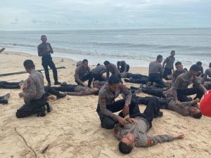 Latihan SAR untuk Siaga Bencana Alam di Pantai Tanah Kuning oleh Direktorat Samapta Polda Kaltara