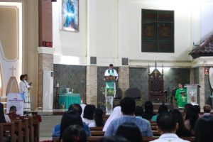 Personel Katolik Polda Kaltara Ambil Bagian Dalam Ibadah Rutin di Gereja Katedral Santa Maria Tanjung Selor