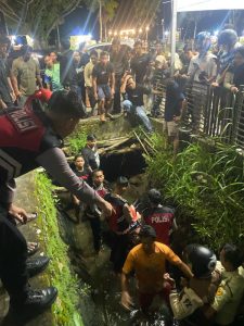 Gerak Cepat Personel Ditsamapta Polda Kaltara Bantu Korban Laka Lantas di Tepian Taman Tanjung Selor
