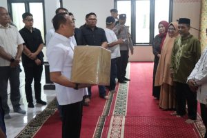 Kapolda Kaltara Berikan Bantuan Peralatan Salat untuk Santri di Masjid Al-Ma’aruf Selumit Pantai