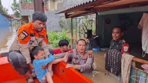 TNI-Polri Bantu Evakuasi Korban Banjir 1,5 Meter yang Mau Cuci Darah