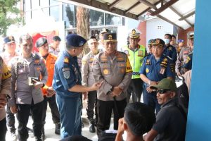 Kapolda Kaltara Sapa Pemudik di Pelabuhan Malundung Tarakan, Doakan Perjalanan Lancar dan Aman