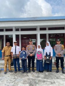 Dedikasi Ipda Ripal: Perhatikan Pendidikan Anak hingga Fasilitasi Warga yang Kesulitan Mengurus Administrasi