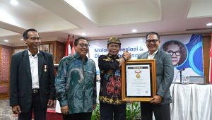 Zainal Paliwang Terima Anugerah Sahabat Pers Dari SMSI