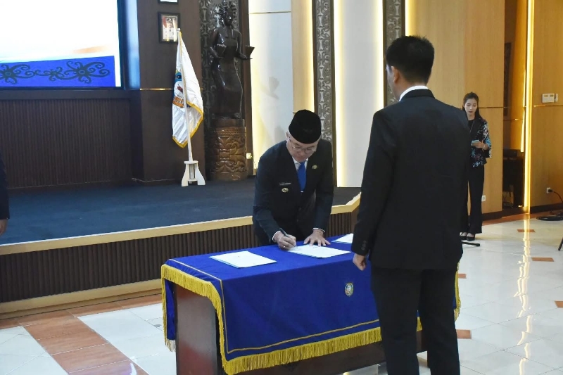 Bupati Wempi Lantik Direktur Perumda Intimung