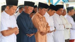 Gubernur Salat Iduladha Bersama Warga, Serahkan Hewan Kurban untuk Masyarakat