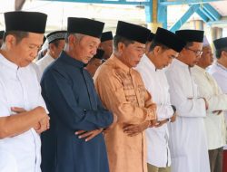 Gubernur Salat Iduladha Bersama Warga, Serahkan Hewan Kurban untuk Masyarakat