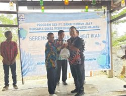 Sekda Ernes Serahkan Bantuan Benih Ikan ke Nelayan